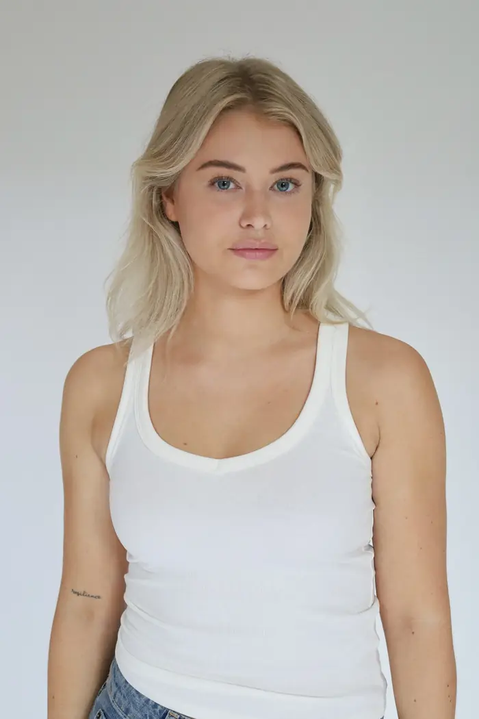 Anouk, studio photograph for Deely Creators