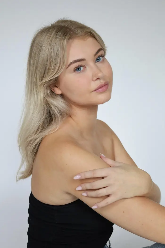 Anouk, studio photograph for Deely Creators