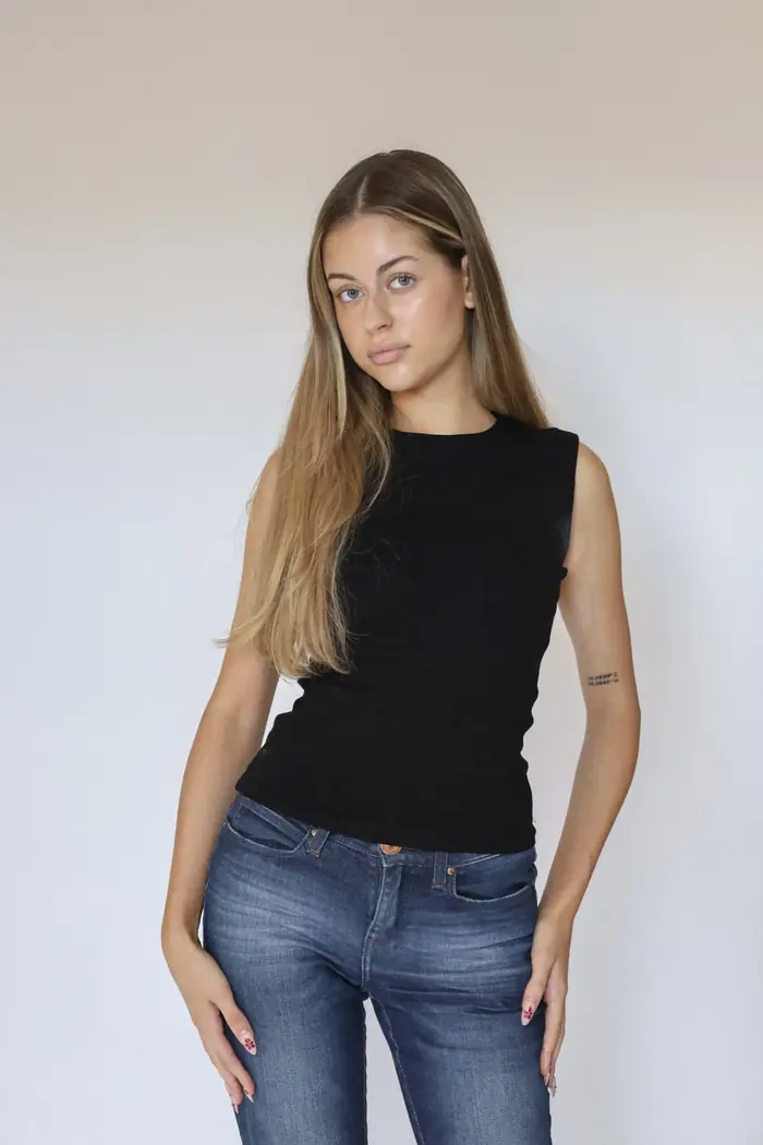 Natália, studio photograph for Deely Creators