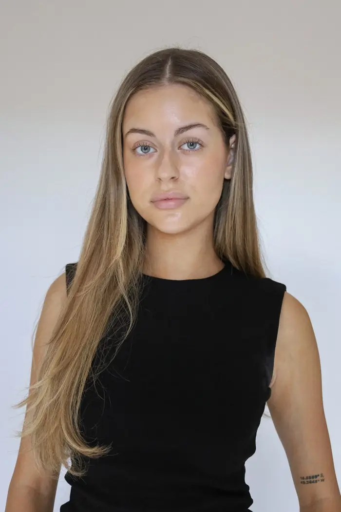 Natália, studio photograph for Deely Creators